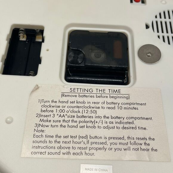 Christmas Musical Light Activated Analog Wall Clock Santa & Wreath 12 Carols - Picture 4 of 6